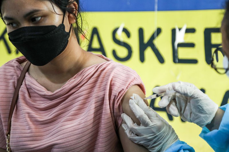 Aðeins rúmlega 5 prósent Inónesa eru fullbólusett. Mynd: EPA