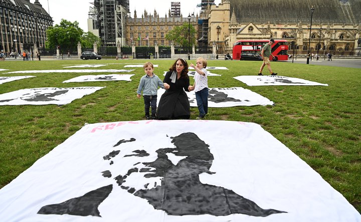 Stella Moris, unnusta Julians Assange, ásamt tveimur sonum þeirra, Max og Gabriel á fimmtugsafmæli hans um helgina.