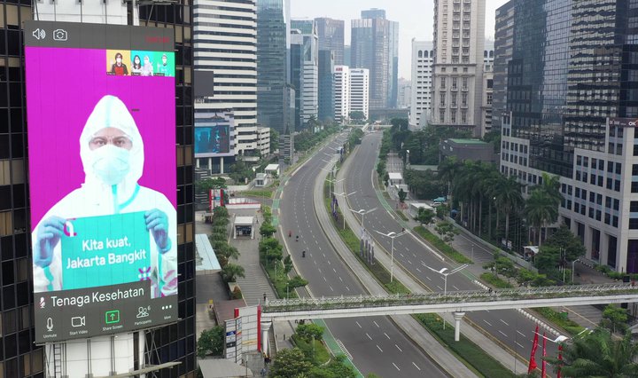 Tómar götur í Jakarta eftir að útgöngubann var sett á.