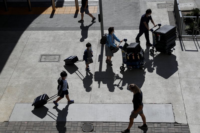Farþegar á leið í flug á flugvelli í Los Angeles. Mynd: EPA