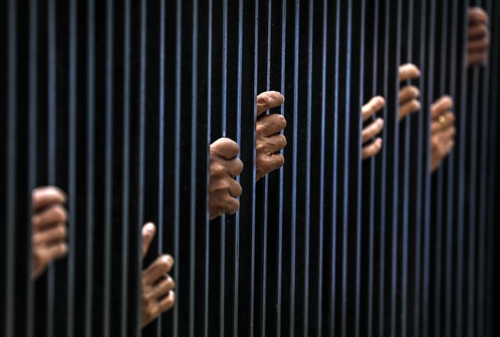 Fólk á Indlandi bíða í röð eftir að fá bóluefni.