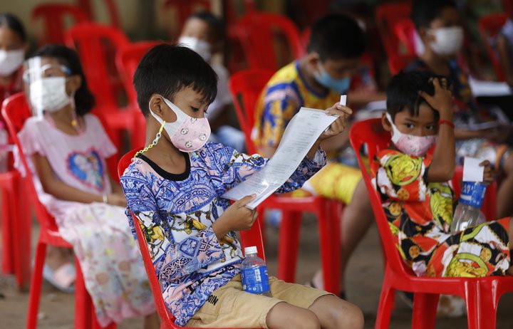 Kínversk yfirvöld hyggjast hefja bólusetningu þriggja ára barna á næstunni. Í Kambódíu er bólusetning barna á aldrinum 6-12 ára hafin.