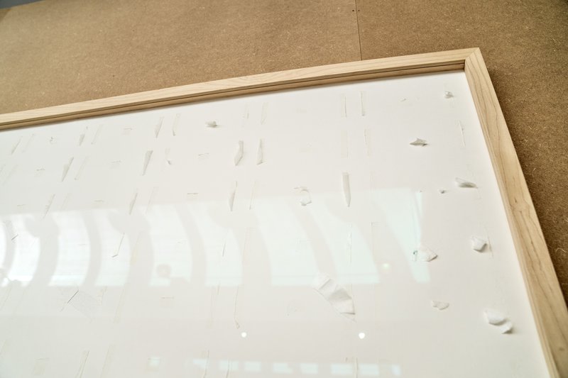 Handan glersins er búið að koma fyrir límbandi sem átti að halda seðlunum á sínum stað. Mynd: EPA