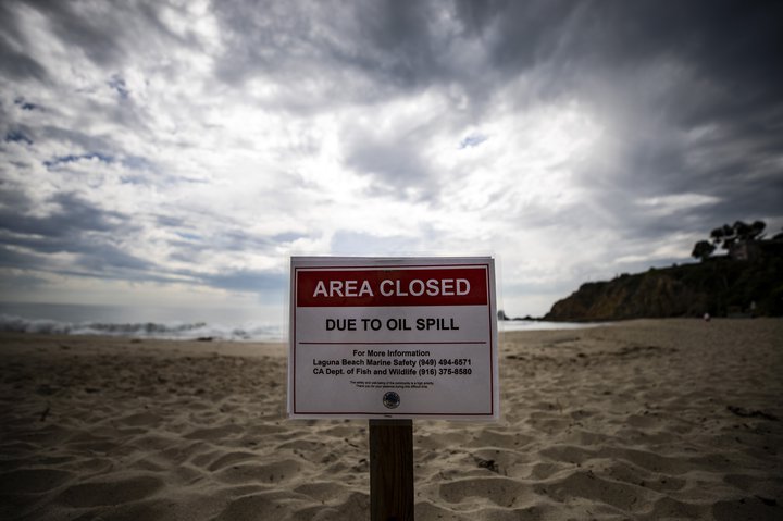Strandir við sunnanverða Kaliforníu eru lokaðar vegna olíumengunar.