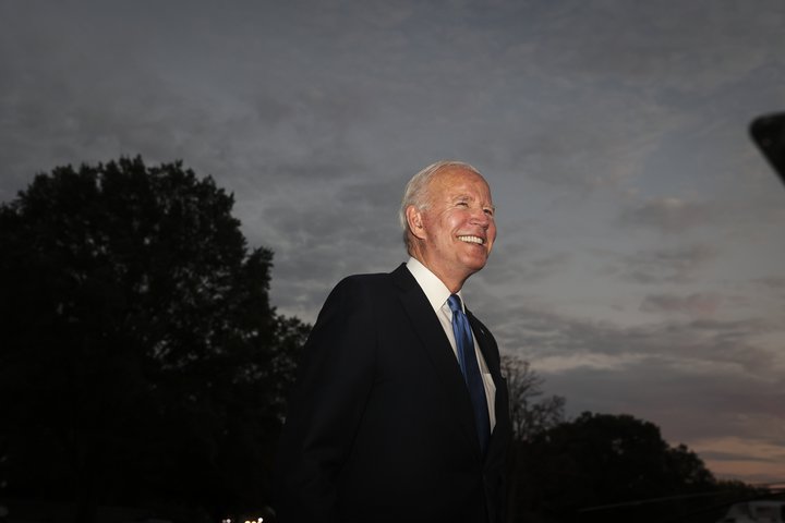 Joe Biden ætlaði sér stóra hluti í umhverfis- og velferðarmálum. Nú kann babb að vera komið í bátinn.