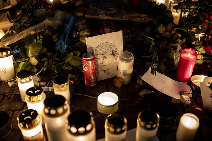 Fólk lagði blóm og kerti á götu í Stokkhólmi til minningar um sænska rapparann Einar sem var skotinn til bana í október í fyrra.