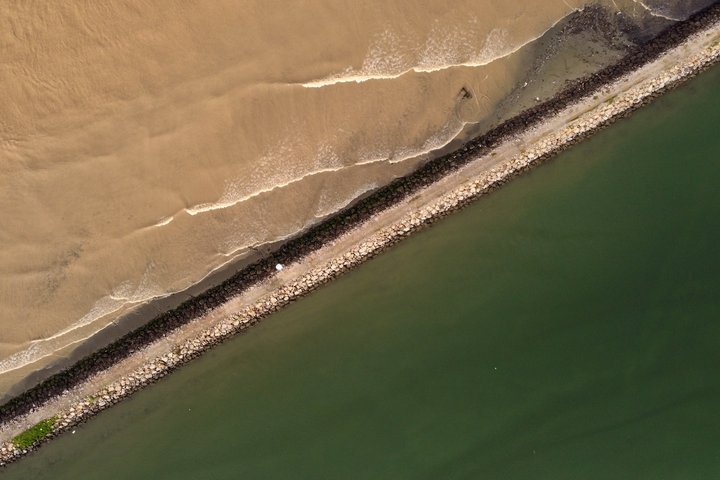 Skógar gegna svo margvíslegu hlutverki. Hér má sjá molduga á vinstra megin við veg í Indónesíu. Moldin fer út í vatnið því enginn skógur er lengur til að binda jarðveginn.