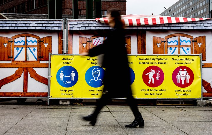 Kona á ferð í gegnum jólamarkað í miðborg Berlínar í gær. Haldið fjarlægð, hnerrið í olnbogabótina og gleðileg jól.