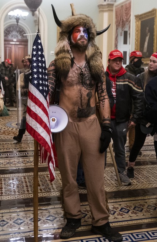 Qanon-seiðmaðurinn varð fljótt að tákngervingi árásarinnar á þinghúsið. Mynd: EPA