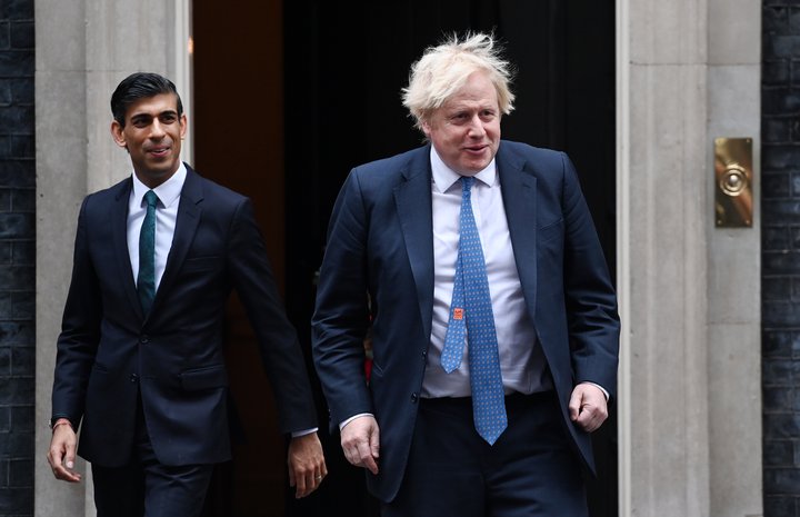 Rishi Sunak, fjármálaráðherra Bretlands, og Boris Johnson forsætisráðherra hafa greitt sektir vegna brota á ströngum sóttvarnarreglum á tímum heimsfaraldurs kórónuveirunnar en telja ekki ástæði til að segja af sér embætti.