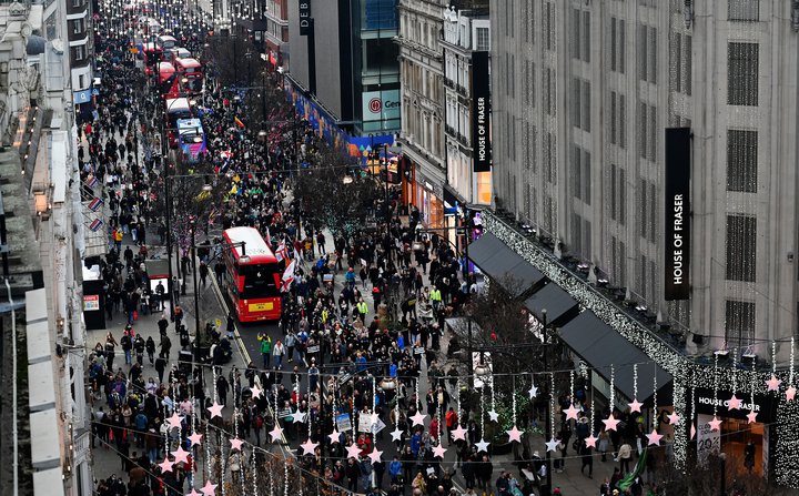 Hertari sóttvarnaaðgerðum vegna ómíkron-afbrigðisins var mótmælt í London í dag.