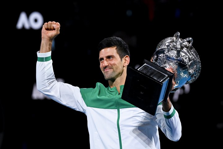 Novak Djokovic hefur kært yfirvöld í Ástralíu fyrir að meta vegabréfsáritun hans ógilda. Djokovic, sem er óbólusettur, fékk undanþágu til að keppa á Opna ástralska meistaramótinu í tennis en áströlsk yfirvöld segja læknisfræðilegar ástæður ófullnægjandi.