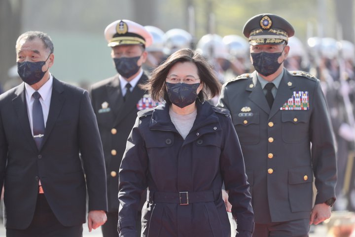 Tsai Ing-wen, forseti Taívan, við vígsluathöfn nýs herskips í janúar síðastliðnum. Taívan hefur verið að auka varnir sínar vegna yfirvofandi átaka við Kína.