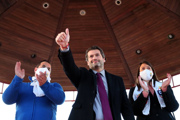 Leiðtogi Chega-flokksins, André Ventura, er hér fyrir miðju.