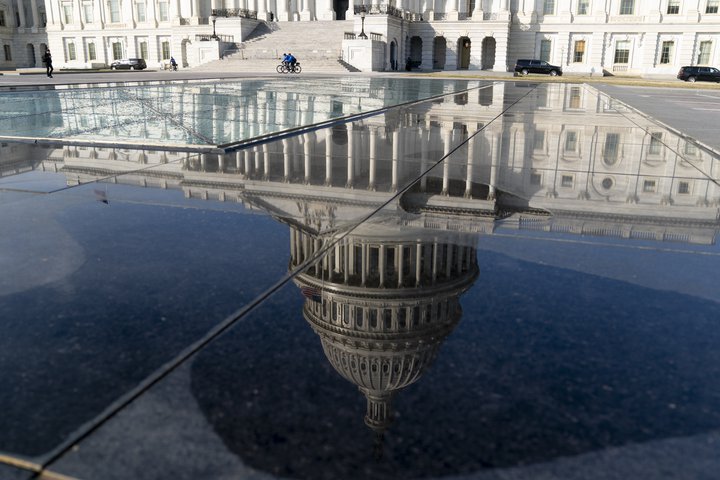28 prósent Bandaríkjamanna telja að fljótlega geti komið til þess að almennir borgarar neyðist til þess að grípa til vopna gegn stjórnvöldum.