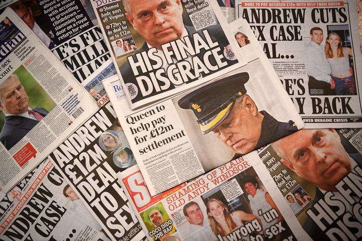 Breska pressan fjallar um dómsáttina sem Andrew prins gerði við Virginiu Giuffre. The Daily Telegraph fullyrðir á forsíðu sinni í dag að sáttagreiðslan hljóði upp á 12 milljónir punda.