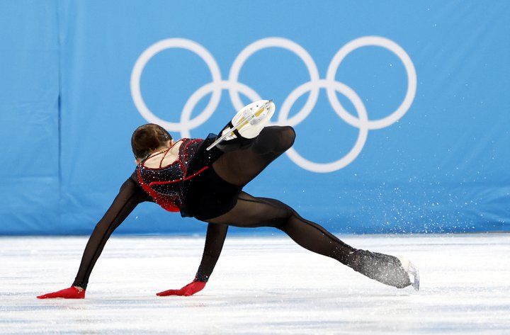 Kamila Valieva, 15 ára listdansskautari frá Rússlandi, varð ein helsta stjarna vetrarólympíuleikanna í Beijing. Ástæða þess er þó umdeild.