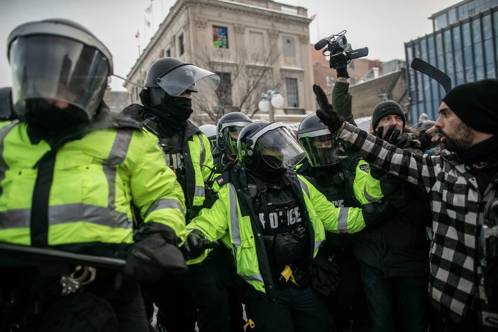 Óeirðarlögregla mætti mótmælendum í Ottawa um helgina og handtók fjölda þeirra.