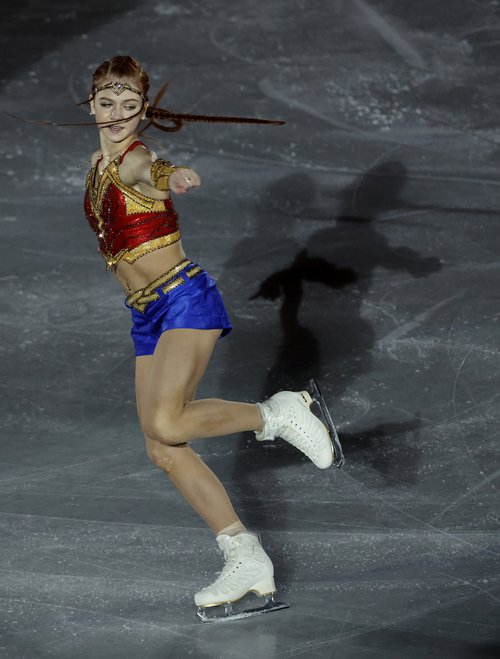 Trusova sem Wonder Woman, skömmu eftir að hún sagðist aldrei ætla að skauta aftur.