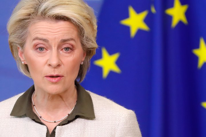 Ursula von der Leyen, forseti framkvæmdastjórnar Evrópusambandsins, tilkynnti á blaðamannafundi á sunnudag að bannfæring ákveðinna rússneskra fjölmiðla yrði á meðal aðgerða sem ESB ætlaði að grípa til.