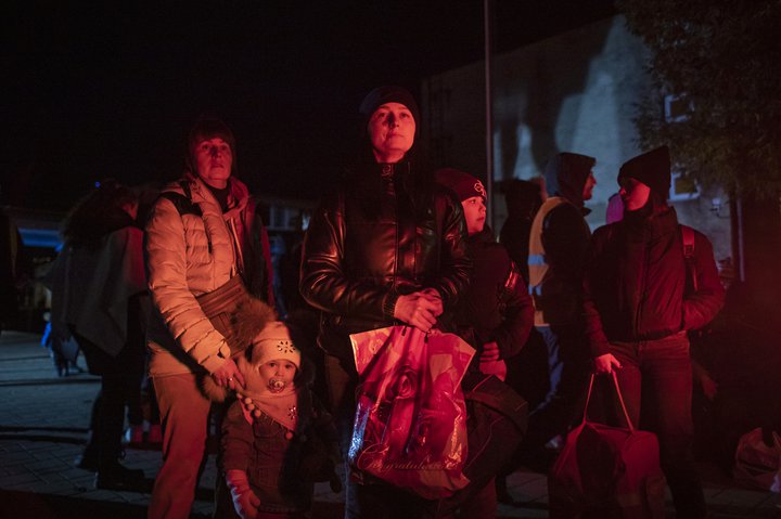 Fjölskylda frá Úkraínu bíður þess að komast yfir landamærin til Póllands