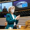 Ursula von der Leyen, forseti framkvæmdastjórnar ESB, klappaði Volodímír Zelenskí, forseta Úkraínu, lof í lófa eftir ávarp hans á Evrópuþinginu. Von der Leyen segir stund sannleikans vera að renna upp í Evrópu.
