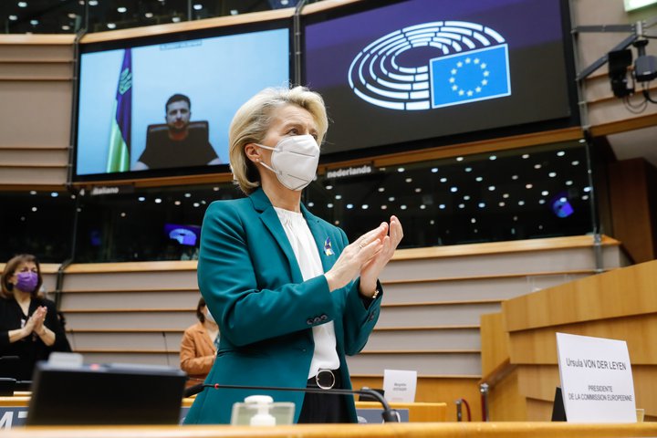 Ursula von der Leyen, forseti framkvæmdastjórnar ESB, klappaði Volodímír Zelenskí, forseta Úkraínu, lof í lófa eftir ávarp hans á Evrópuþinginu. Von der Leyen segir stund sannleikans vera að renna upp í Evrópu.