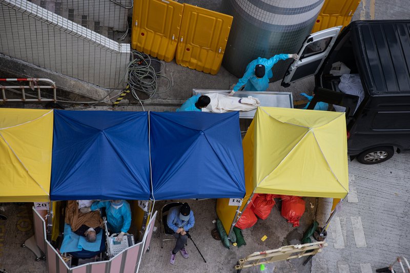 Bráðabirgðaaðstoðu hefur verið komið upp fyrir utan spítala í Hong Kong vegna nýrrar smitbylgju kórónuveirunnar.