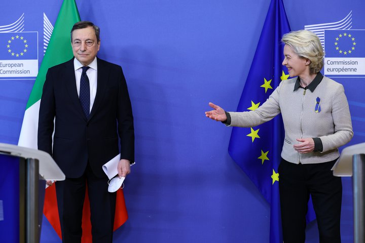 Mario Draghi, forsætisráðherra Ítalíu, ásamt Ursula von der Leyen, forseta framkvæmdastjórnar Evrópusambandsins.