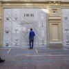 Vegfarendur í Moskvu ganga framhjá verslun Dior í miðborginni. Dior, líkt og fjölmargar erlendar verslanir og stórfyrirtæki, hafa hætt allri starfsemi í Rússlandi sökum innrásarinnar í Úkraínu.