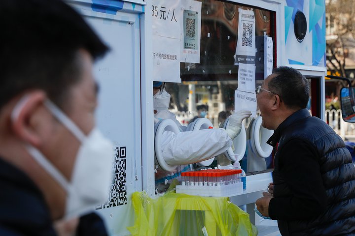 Sýnataka vegna COVID-19 í Beijing. Smitum hefur farið fjölgandi í Kína og Hong Kong upp á síðkastið, þrátt fyrir að harðar sóttvarnaraðgerðir séu enn í gildi.