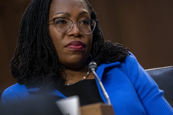 Tilnefning Ketanji Brown Jackson í stöðu hæstaréttar Bandaríkjanna verður að öllum líkindum staðfest í næsta mánuði. Jackson verður fyrsta svarta konan sem tekur sæti í réttinum í 233 ára sögu hans.