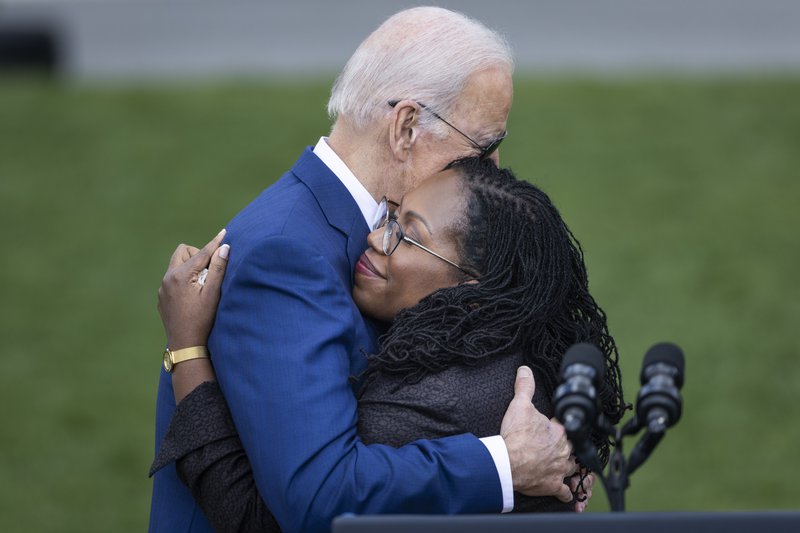 Joe Biden forseti faðmar Ketanji Brown Jackson eftir að ljóst var að hún yrði hæstaréttardómari. Mynd: EPA