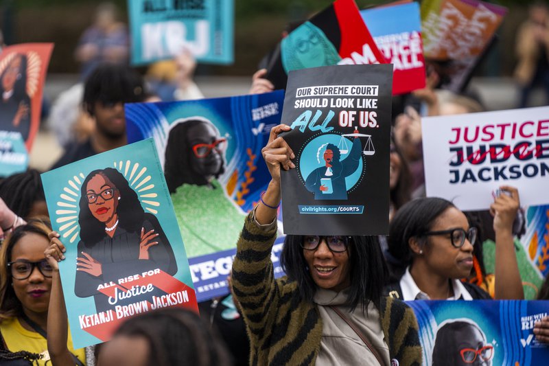 Margir söfnuðust saman fyrir utan byggingu Hæstaréttar í Washington er Ketanji Brown Jackson sór embættiseið sinn. Konur voru í miklum meirihluta þeirra sem komu til að fagna þessum sögulegu tímamótum. Mynd: EPA