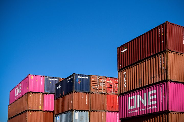 Gámastæður á hafnarbakka í Þýskalandi.