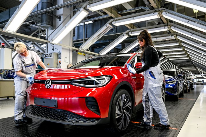 Bílarnir sem rúllað hafa út úr verksmiðjum og til neytenda á síðustu misserum hafa verið dýrari en fyrir faraldurinn.