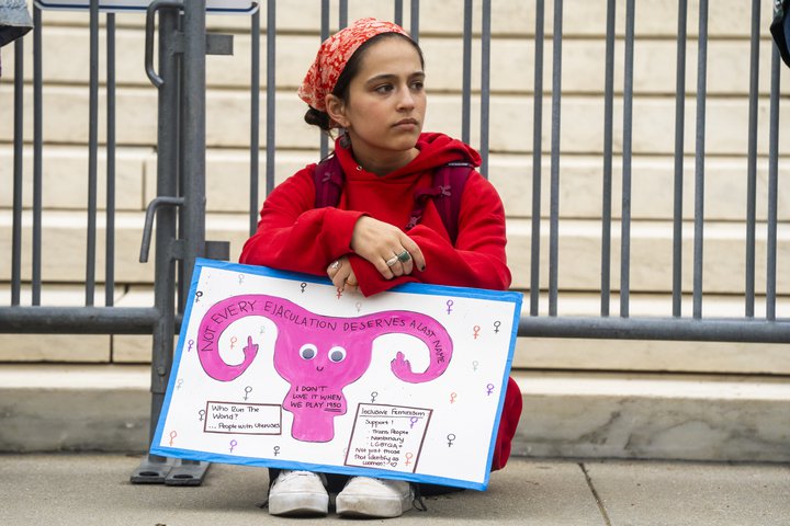 Mótmælandi með skýr skilaboð við Hæstarétt Bandaríkjanna í dag.