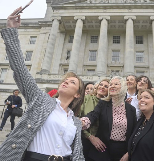 Þingkonur Sinn Féin smella í sjálfu við þinghúsið. Mynd: EPA