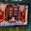 Maður á lestarstöð í Seoul í Suður-Kóreu fylgist með upplýsingafundi yfirvalda í Norður-Kóreu um kórónuveriufaraldurinn sem hefur loks náð þar fótfestu, um tveimur ogh álfu ári eftir að fyrsta smitið greindist í Kína.