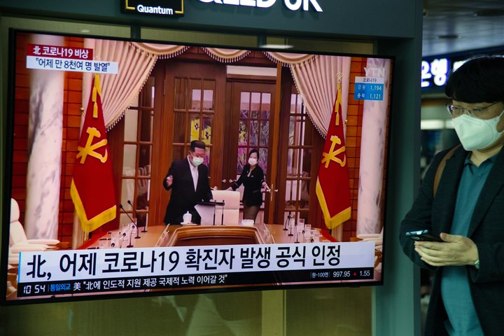 Maður á lestarstöð í Seoul í Suður-Kóreu fylgist með upplýsingafundi yfirvalda í Norður-Kóreu um kórónuveriufaraldurinn sem hefur loks náð þar fótfestu, um tveimur ogh álfu ári eftir að fyrsta smitið greindist í Kína.