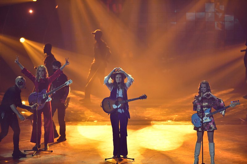 Systur með friðarmerki og hjörtu á lofri á sviðinu í Tórínó um síðustu helgi. Mynd: EPA