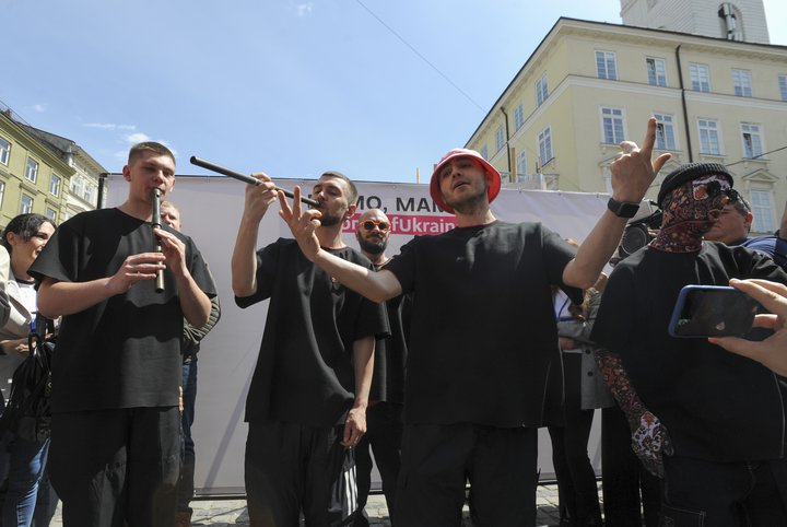 Liðsmenn úkraínsku þjóðlagarappsveitarinnar Kalush Orchestra, sem unnu Eurovision um síðasta helgi, voru mættir til úkraínsku borgarinnar Lviv þremur dögum eftir sigurinn.