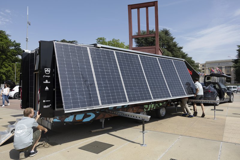 Bílfarmur af nýjum sólarrafhlöðum. Mynd: EPA