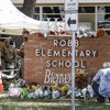 Börn á aldrinum 5-11 stunda nám í Robb-grunnskólanum í smábænum Uvalde í Texas. 19 börn og tveir kennarar létu lífið í skotárás í skólanum á þriðjudag.