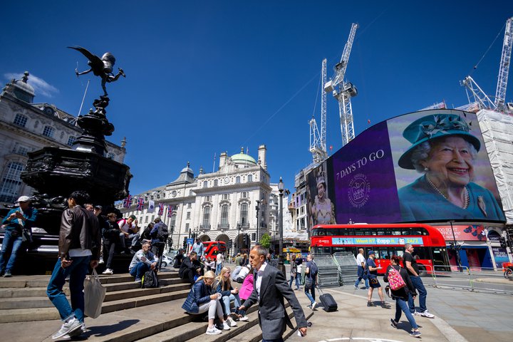 Spennan magnast fyrir 70 ára krýningarafmæli Elísabetar Englandsdrottningar sem fagnað verður með ýmsum hætti 2. - 5. júní.