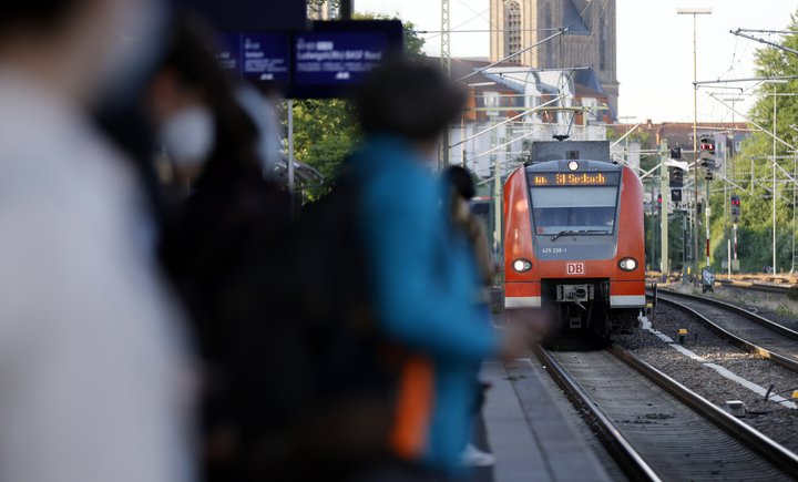 Frá brautarpalli við aðallestarstöðina í þýsku borginni Speyer. Ef til vill hafa einhverjir þessara farþega nýtt sér níu evru miðann.