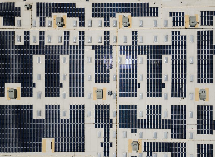 Sólarrafhlöður hylja þak á byggingu í New York.