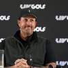 Phil Mickelson er eitt af andlitum LIV mótaraðarinnar. Hann hefur þegið um 200 milljónir Bandaríkjadala, rúma 26 milljarða króna, fyrir það eitt að taka þátt á mótaröðinni.