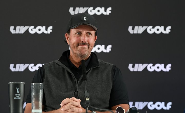 Phil Mickelson er eitt af andlitum LIV mótaraðarinnar. Hann hefur þegið um 200 milljónir Bandaríkjadala, rúma 26 milljarða króna, fyrir það eitt að taka þátt á mótaröðinni.