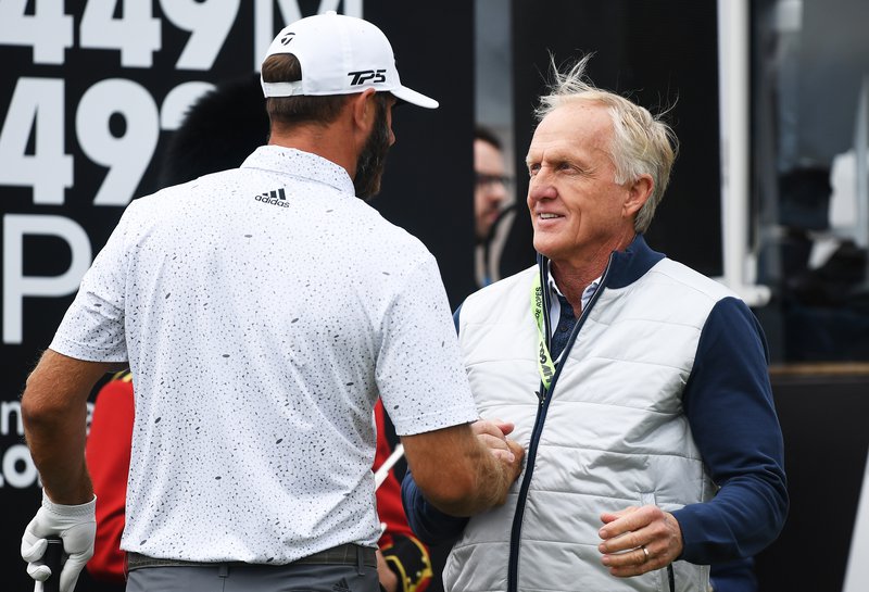 Greg Norman er framkvæmdastjóri LIV mótaraðarinnar. Hann heilsar hér Dustin Johnson fyrir fyrsta hring fyrsta mótsins en Johnson er einn þekktasti kylfingurinn til að leika á LIV mótaröðinni. Mynd: EPA
